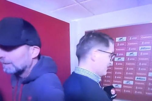 Bị 'hỏi xoáy' sau thất bại trước MU, HLV Klopp nổi cơn thịnh nộ, quát lớn với cả truyền thông