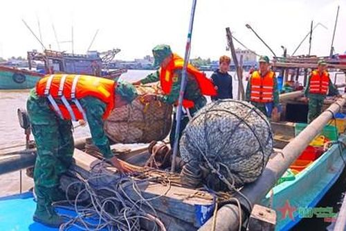Đồn Biên phòng Sông Đốc liên tiếp bắt giữ các phương tiện khai thác thủy sản trái phép và buôn lậu