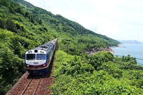 Ngành đường sắt khai thác đoàn tàu kết nối Thừa Thiên Huế và Đà Nẵng