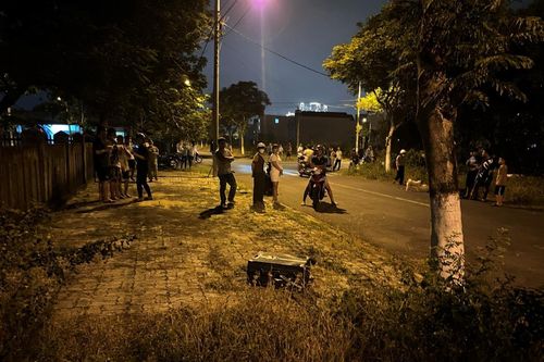 Trong chiếc va-li vứt bỏ trên vỉa hè chỉ có túi ni-lon, vỏ hộp nhựa và một loại sợi nghi bún lên men