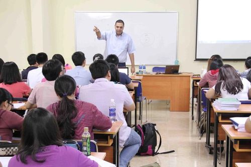 Nỗ lực thu hút, giữ chân giảng viên