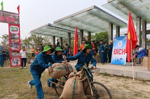 Sôi nổi cuộc thi đẩy xe đạp thồ và tải đạn