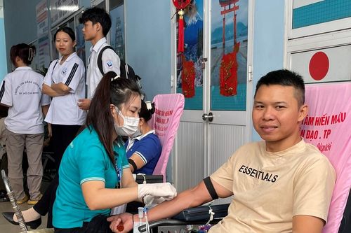 'Giọt hồng tình nguyện' mừng sinh nhật Đoàn
