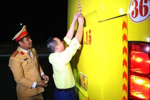 Dán phản quang ở đuôi xe để cảnh báo khi gặp sự cố trên đường