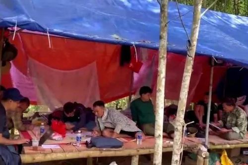 Công an đột kích, vây bắt 11 'vàng tặc' trong rừng