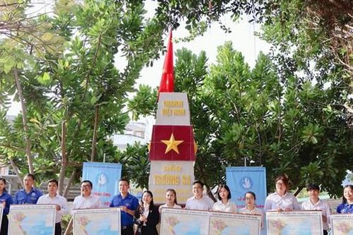 Bạn trẻ Khánh Hòa xúc động chào cờ bên mô hình cột mốc Trường Sa