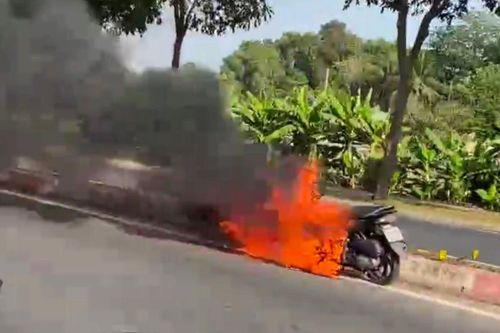 Xe máy đang chạy trên đường bất ngờ bốc cháy