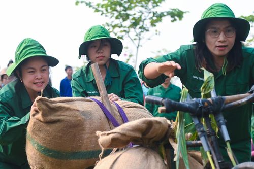 Cô gái Điện Biên mặc váy đua xe đạp thồ, tải đạn vượt hào phăng phăng về đích