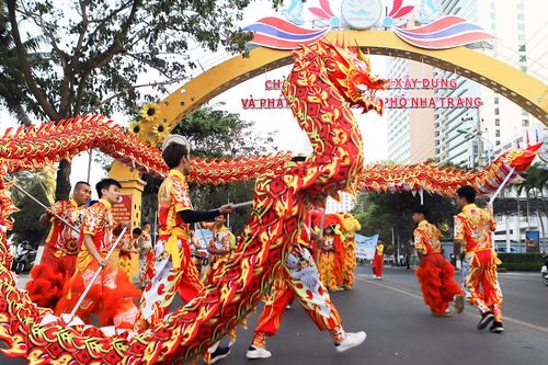Du khách hò reo cổ vũ 'rồng lớn nhất Việt Nam' biểu diễn trên phố Nha Trang