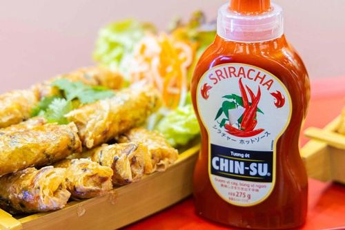 Khách tham gia Festival Phở 2024 xuýt xoa với tương ớt Chin-su Sriracha