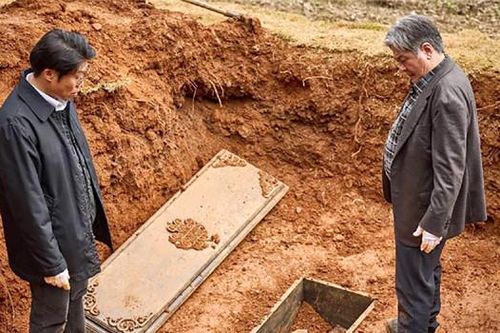 'Quật mộ trùng ma' bán vé với tốc độ khủng khiếp, 'Mai' của Trấn Thành giảm mạnh