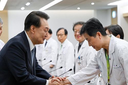 Tổng thống Hàn Quốc kêu gọi các bác sĩ đình công đối thoại