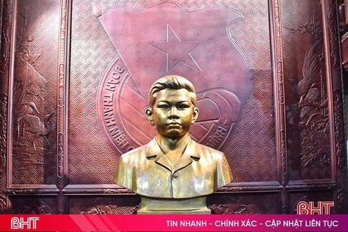 Người đoàn viên thanh niên cộng sản đầu tiên là ai?