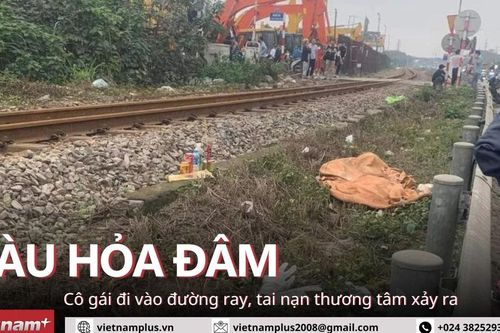 Đi vào đường tàu không chú ý quan sát, cô gái bị tàu hỏa đâm trực diện
