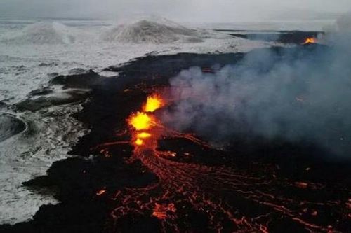 Iceland: Núi lửa Sylingarfell tiếp tục phun cột tro bụi và nham thạch màu cam