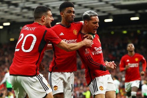 Manchester United vào bán kết FA Cup sau màn rượt đuổi tỷ số kinh điển trước Liverpool