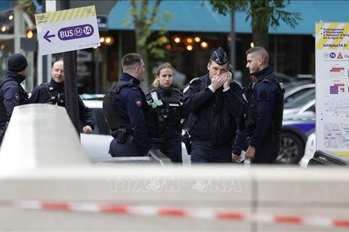 Pháp bắt giữ 9 người sau vụ tấn công đồn cảnh sát ở ngoại ô Paris