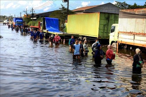 Hàng nghìn người phải di dời do lũ lớn tại Indonesia