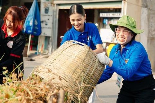 Hoa hậu Nguyễn Thanh Hà cùng các bạn trẻ dọn sạch rác kênh Tham Lương