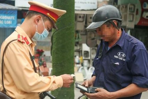 Cảnh sát giao thông Hà Nội xử lý hàng loạt xe chở hàng cồng kềnh trên đường phố