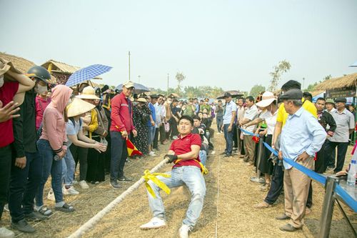 Gần 100 VĐV thi đấu giã bánh giầy, kéo co
