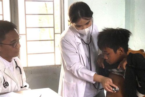 Khám bệnh, cấp thuốc miễn phí cho 800 người dân xã Ia Mlah