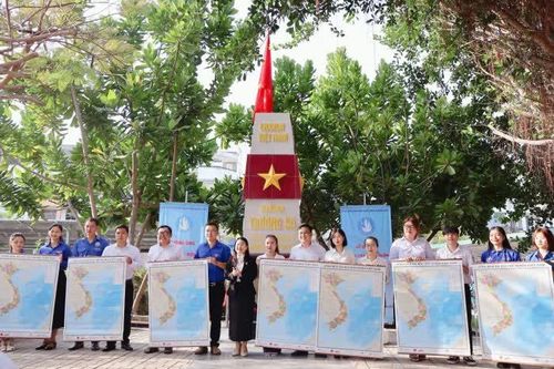 Hội Sinh viên Việt Nam tỉnh Khánh Hòa: Tổ chức lễ chào cờ, trồng cây bàng vuông tại Trường Cao đẳng Du lịch Nha Trang