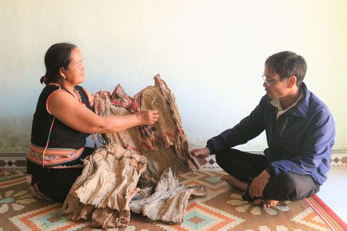 Ðộc đáo trang phục bằng vỏ cây