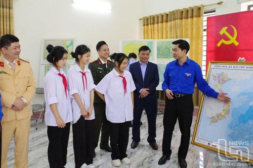 'Tự hào một dải non sông'