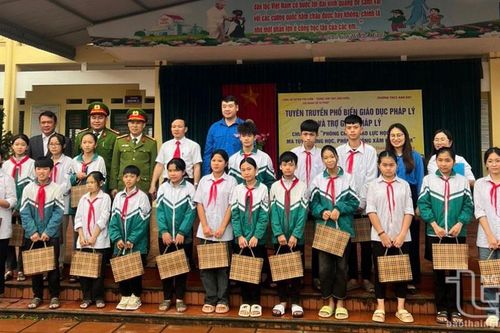 Gần 500 học sinh được tuyên truyền pháp luật