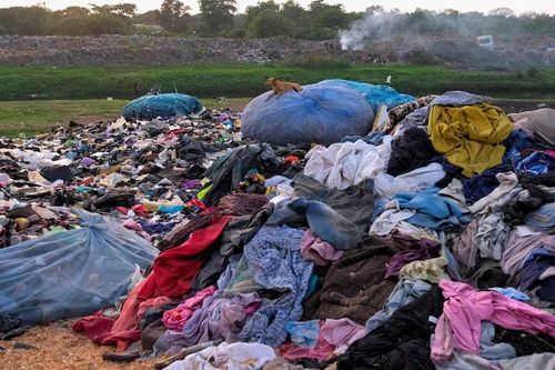Pháp đề xuất EU cấm xuất khẩu quần áo đã qua sử dụng để giải quyết vấn đề rác thải dệt may