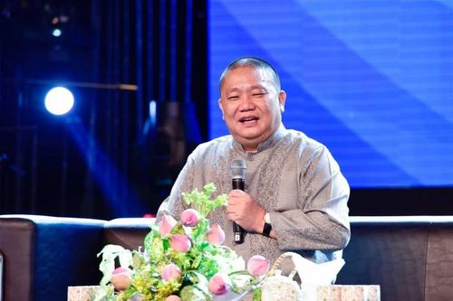 Ông Lê Phước Vũ lùi thời gian xuất gia, muốn truyền 'ghế nóng' cho con gái