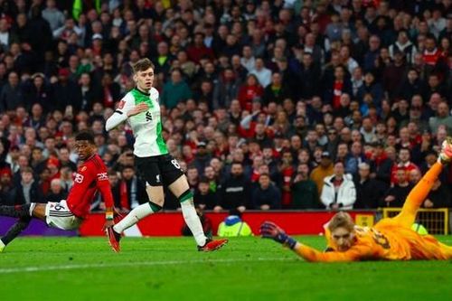 HLV Liverpool nổi đóa với phóng viên sau trận thua Man Utd