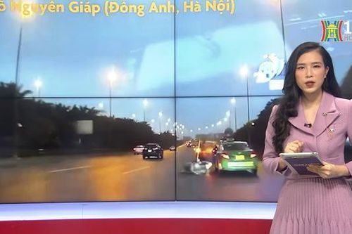 Nhập làn bất cẩn, taxi tông ngã người đi xe máy