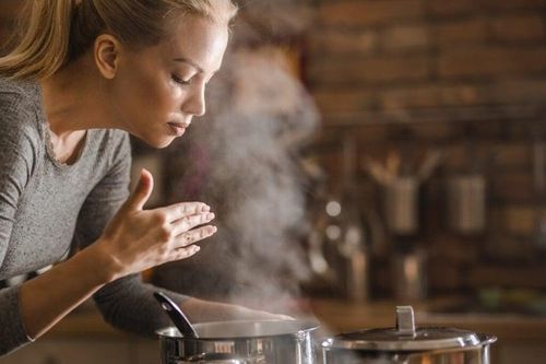 Cách khử mùi thức ăn bám trên quần áo