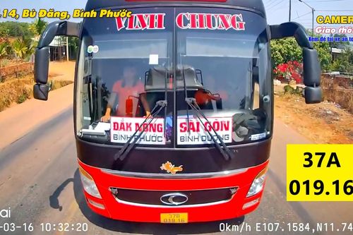 Tài xế xe khách ngang nhiên lấn làn chặn đầu, thách thức các phương tiện