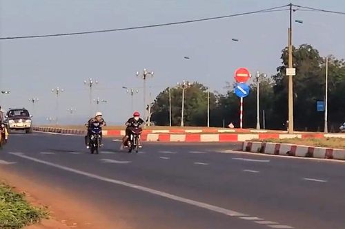 'Quái xế' chiếm đường, đua xe giữa ban ngày trên đại lộ Đông Tây
