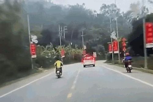 Vào cua kiểu 'bất cần đời', xe máy đấu đầu ô tô, tài xế tử vong