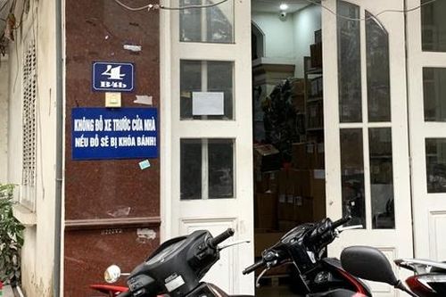 Người dân tự ý đặt biển cấm dừng, đỗ xe để 'dành lại lòng đường, vỉa hè' ở Hà Nội