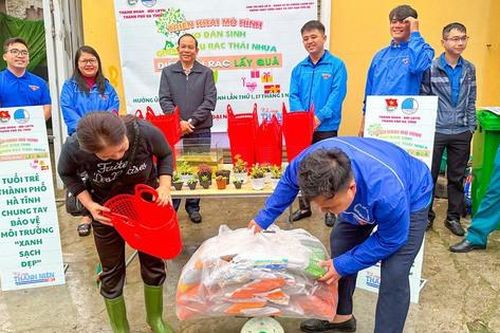 Đi chợ 'đổi rác lấy quà'