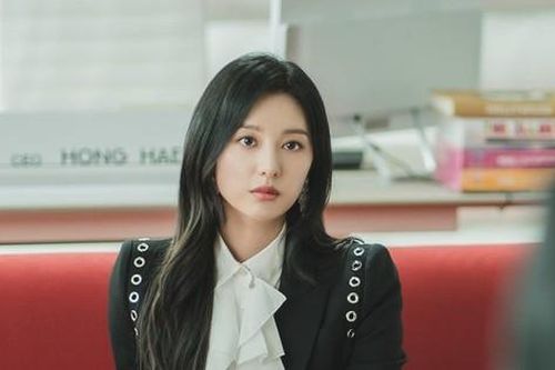Queen Of Tears: Sự thật về chiếc áo khoác 'cả thế giới chỉ có hai' mà Hong Hae In khoe khéo