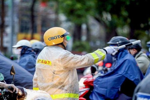 Cảnh sát giao thông Hà Nội kịp thời xử lý sự cố trên các tuyến phố trong điều kiện thời tiết mưa lạnh