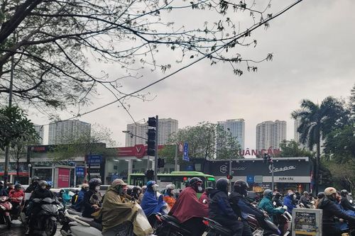 Hà Nội: Trời mưa tắc đường, xe máy 'rồng rắn' trên vỉa hè
