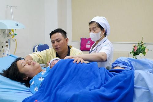 Sinh con trước hay đợi nhiều tiền mới sinh?
