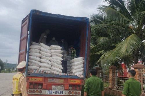 Phạt gần 500 triệu đồng đối với tài xế vận chuyển 32 tấn đường nhập lậu
