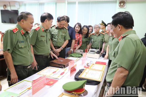 Xúc động buổi tiếp nhận hiện vật của liệt sĩ Công an hy sinh trong vụ khủng bố ở huyện Cư Kuin