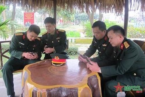 Học chính trị bằng phần mềm AI