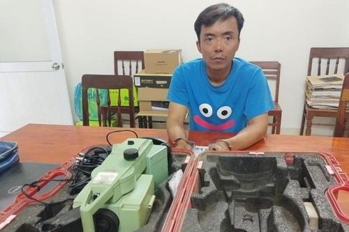 Tóm 'đạo chích' ở bến xe