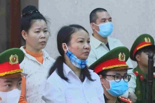 Mẹ nữ sinh giao gà ngất xỉu khi hầu tòa phúc thẩm