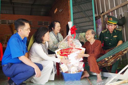 Thăm, tặng quà gia đình chính sách, các em học sinh tại Tây Ninh